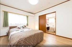 a bedroom with a bed and a large mirror at Chikuan Kyoto Whole Rental Lodging - Vacation STAY 78789v in Nishi-kujō-Toriiguchichō