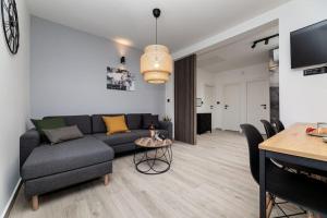 ein Wohnzimmer mit einem Sofa und einem Tisch in der Unterkunft Apartman Milazzi in Baška
