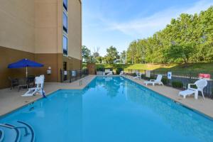 a swimming pool at a hotel with chairs and umbrellas at Hampton Inn Nashville-I-24 Hickory Hollow in Antioch