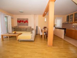 a living room with a couch and a table at BENCUN apartmani in Makarska