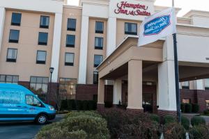 een blauw busje geparkeerd voor een hotel bij Hampton Inn & Suites Mount Juliet in Mount Juliet