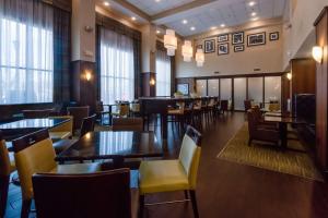 a restaurant with tables and chairs and a bar at Hampton Inn & Suites Mount Juliet in Mount Juliet