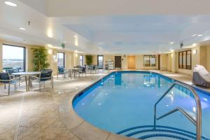 een groot zwembad in een hotel met stoelen en tafels bij Hampton Inn & Suites Mount Juliet in Mount Juliet