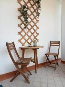 een tafel en twee stoelen naast een muur bij BELLISSIMA! CASA BABY - in Massarosa