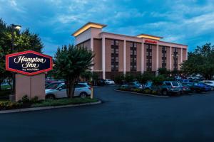 a hotel with a sign in front of a parking lot at Hampton Inn Bellevue/Nashville I-40 West in Bellevue