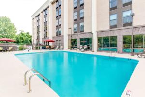 a large swimming pool in front of a building at Hampton Inn Bellevue/Nashville I-40 West in Bellevue