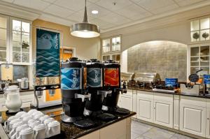 Homewood Suites by Hilton Boston Cambridge-Arlington, MA的厨房或小厨房