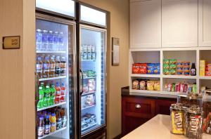 Homewood Suites by Hilton Boston Cambridge-Arlington, MA的厨房或小厨房