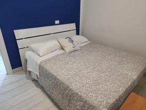 1 cama con 2 almohadas en una habitación en Casa Carlo, en La Spezia