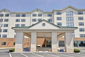 皮博迪Homewood Suites by Hilton Boston - Peabody的建筑物前的空停车场