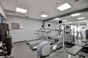 Homewood Suites by Hilton Boston - Peabody的健身中心和/或健身设施