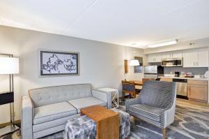 Homewood Suites by Hilton Boston - Peabody的厨房或小厨房