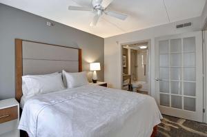 Homewood Suites by Hilton Boston - Peabody客房内的一张或多张床位