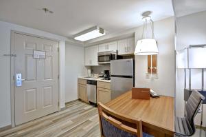 Homewood Suites by Hilton Boston - Peabody的厨房或小厨房