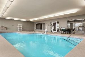 布倫瑞克的住宿－布倫瑞克漢普頓套房酒店，大楼里一个蓝色的大泳池