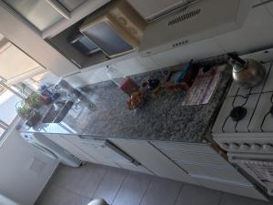 an overhead view of a kitchen with a counter top at Confortable Apartamento en Microcentro in Barraquero