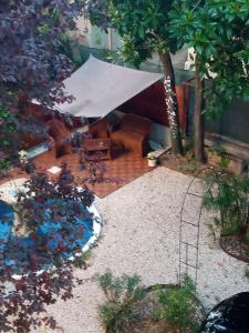 een uitzicht op een tuin met een witte parasol bij Angolo Relax Camere king in Rimini