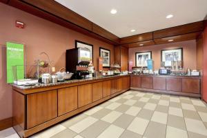 Kuchyň nebo kuchyňský kout v ubytování Hampton Inn Batavia