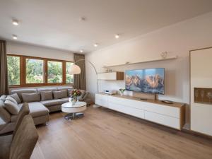 TV a/nebo společenská místnost v ubytování Herzi Chalet - top ausgestattet, neu, chic und sehr gemütlich