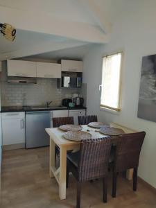 Kuchyň nebo kuchyňský kout v ubytování TY MOUTCHIC : Agréable appartement avec piscine