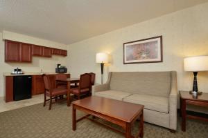 sala de estar con sofá y mesa en Hampton Inn East Aurora en East Aurora