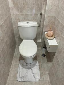 bagno con servizi igienici bianchi in camera di Céntrico ~ Modern 1BD Flat in Varna a Varna