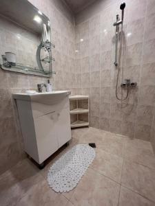 bagno con lavandino e doccia di Céntrico ~ Modern 1BD Flat in Varna a Varna