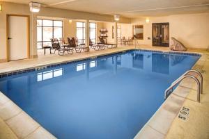 una gran piscina con agua azul en una habitación de hotel en Hampton Inn Coldwater en Coldwater