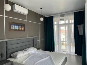 1 dormitorio con cama y ventana en VIP HOTEL ZATOKA, en Zatoka