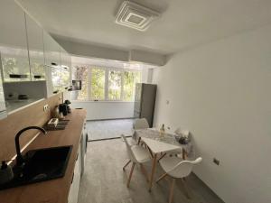 una cucina con tavolo e sedie in una stanza di Céntrico ~ Modern 1BD Flat in Varna a Varna
