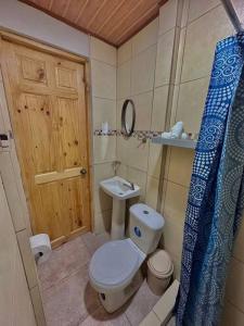 ein kleines Bad mit WC und Waschbecken in der Unterkunft MILA Apartments #1 in Barco Quebrado