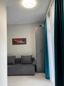 ein Wohnzimmer mit einem Sofa und einem Fenster in der Unterkunft VIP HOTEL ZATOKA in Satoka