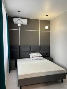 1 dormitorio con 1 cama con 2 luces encima en VIP HOTEL ZATOKA, en Zatoka
