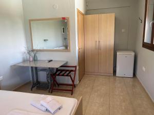 una stanza con tavolo e specchio in una stanza di Athos Bay Villa ad Ammouliani