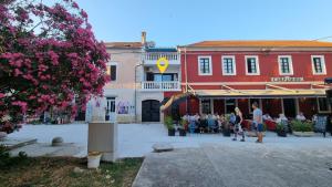 eine Gruppe von Personen, die vor einem Gebäude stehen in der Unterkunft Ivory Apartment in Biograd na Moru