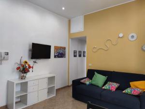 un soggiorno con un divano e una TV di Casa Maura - 2 passi nella storia a Genova