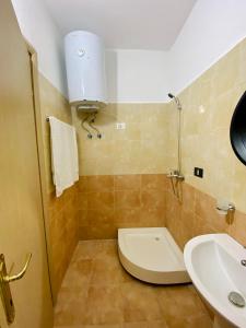 uma casa de banho com um WC e um lavatório em Eden Home em Durrës