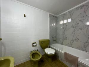y baño con aseo, lavabo y bañera. en Clover Apartment Studio en Buenos Aires