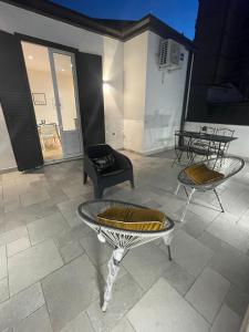 een patio met 2 stoelen en een tafel en stoelen bij Lovely Palermo in Palermo