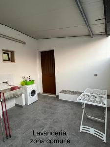 Zimmer mit Waschmaschine, Waschmaschine und Trockner in der Unterkunft MONOLOCALE LA GROTTA in Capilungo