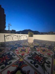 een tafel met een cactus bovenop bij Lovely Palermo in Palermo