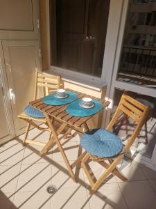 un tavolo e due sedie su un portico di Top luxury apartment, great location a Sofia