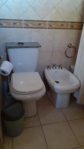 een badkamer met een wit toilet en een wastafel bij Suite Privada in Mendoza