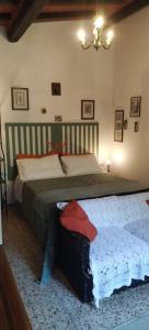 A bed or beds in a room at La Casa del Nonno - Tiny House