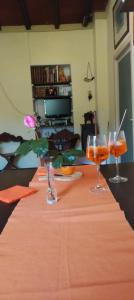 un tavolo con due bicchieri da vino su un tavolo di La Casa del Nonno - Tiny House a Reggello