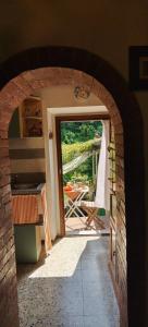 un arco en una cocina con puerta abierta en La Casa del Nonno - Tiny House en Reggello