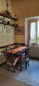 uma sala de jantar com uma mesa e duas cadeiras em La Casa del Nonno - Tiny House em Reggello