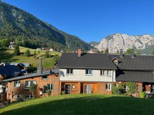 una casa en un pueblo con montañas en el fondo en Haus Frey en Altaussee