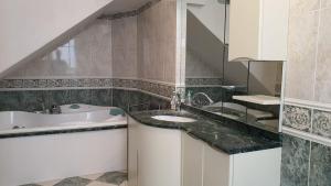 A bathroom at Villetta Panoramica con Giardino a Riccione