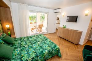 una camera da letto con un letto e una porta scorrevole in vetro di Fabuleux Studio a Beausoleil